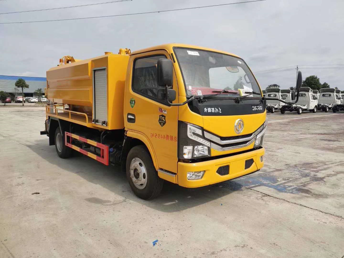 东风小多利卡清洗吸污车